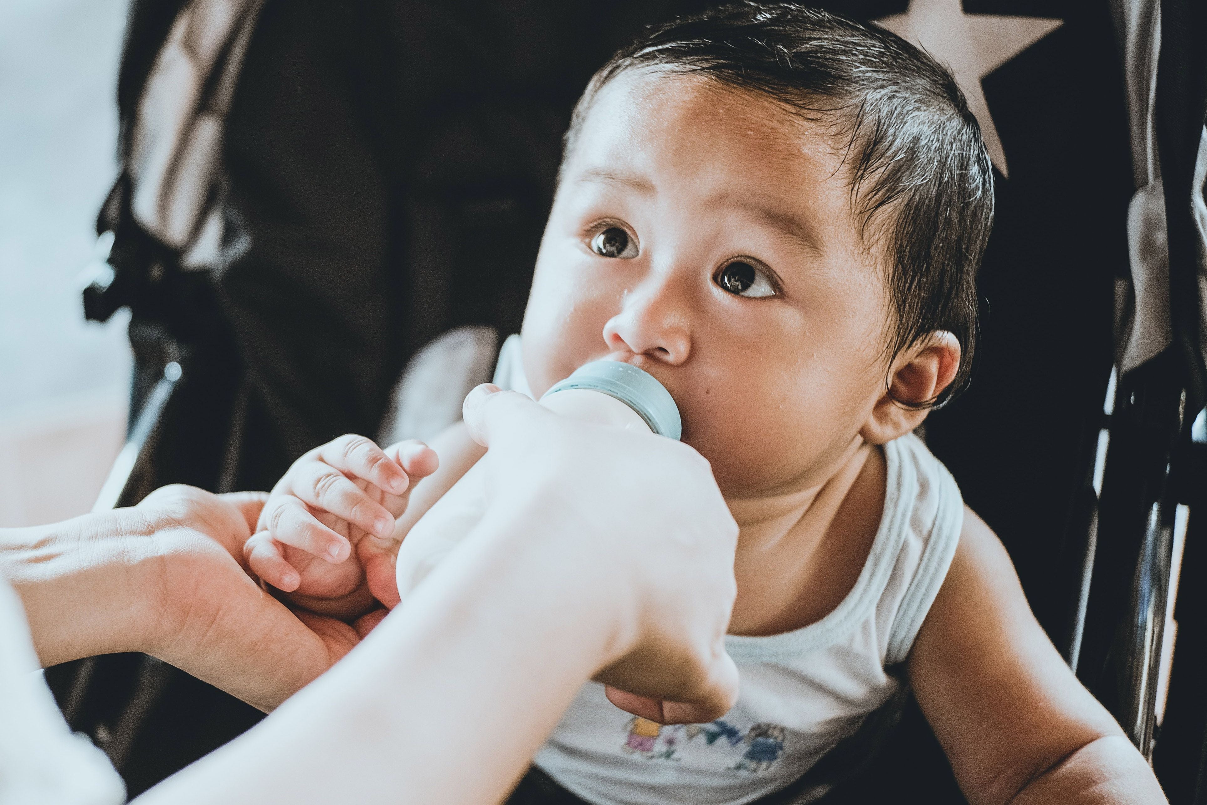 When do you introduce a hot sale bottle to a breastfed baby